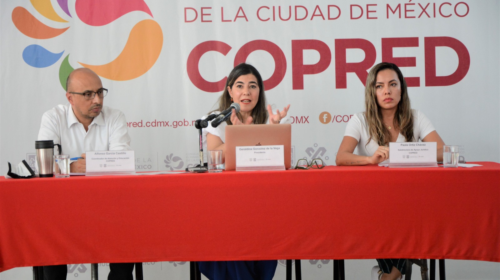 De izquierda a derecha: Alfonso García Castillo, Coordinador de Atención y Educación, Geraldina González, Presidenta y Paola Ortiz Chávez, Subdirectora de Apoyo Jurídico. de Copred